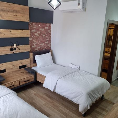 Imroz Adali'S Hotel ภายนอก รูปภาพ